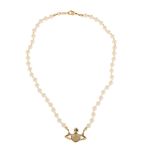 Colar-Vivienne-Westwood-Perolas-e-Dourado-