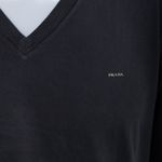 Camiseta-Prada-Gola-V-Cinza