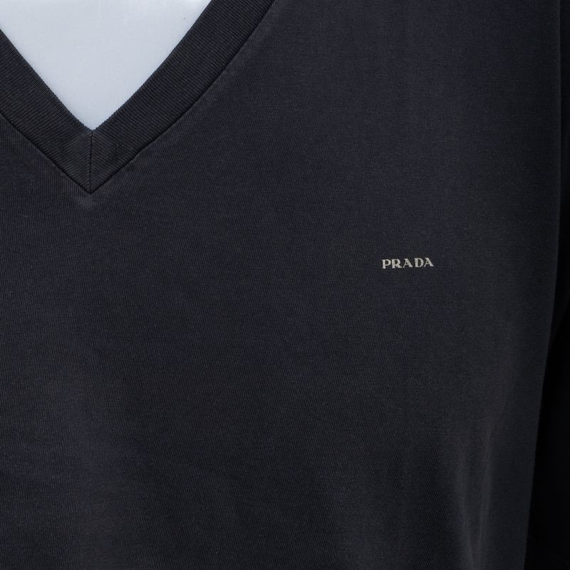 Camiseta-Prada-Gola-V-Cinza