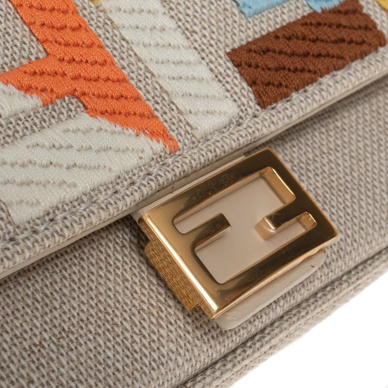 Bolsa-Fendi-Nano-Baguette-Charm