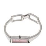Relogio-Gucci-1500L-Prateado-com-Fundo-Rosa