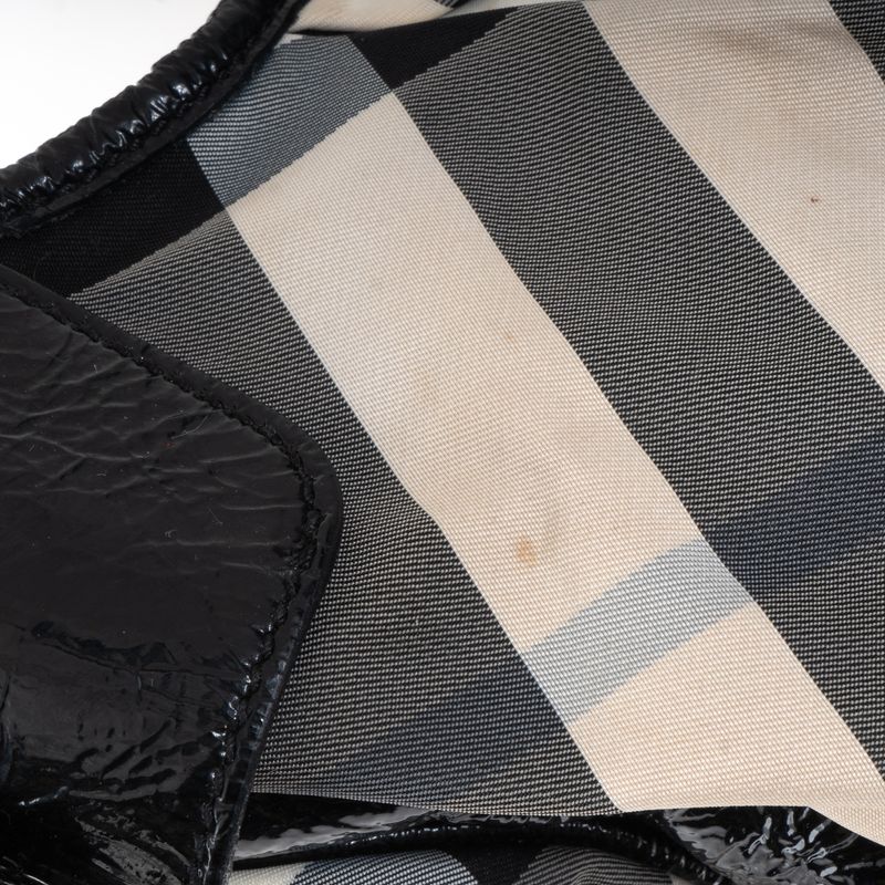 Bolsa-Burberry-Beat-Check-Brooklyn-Preta