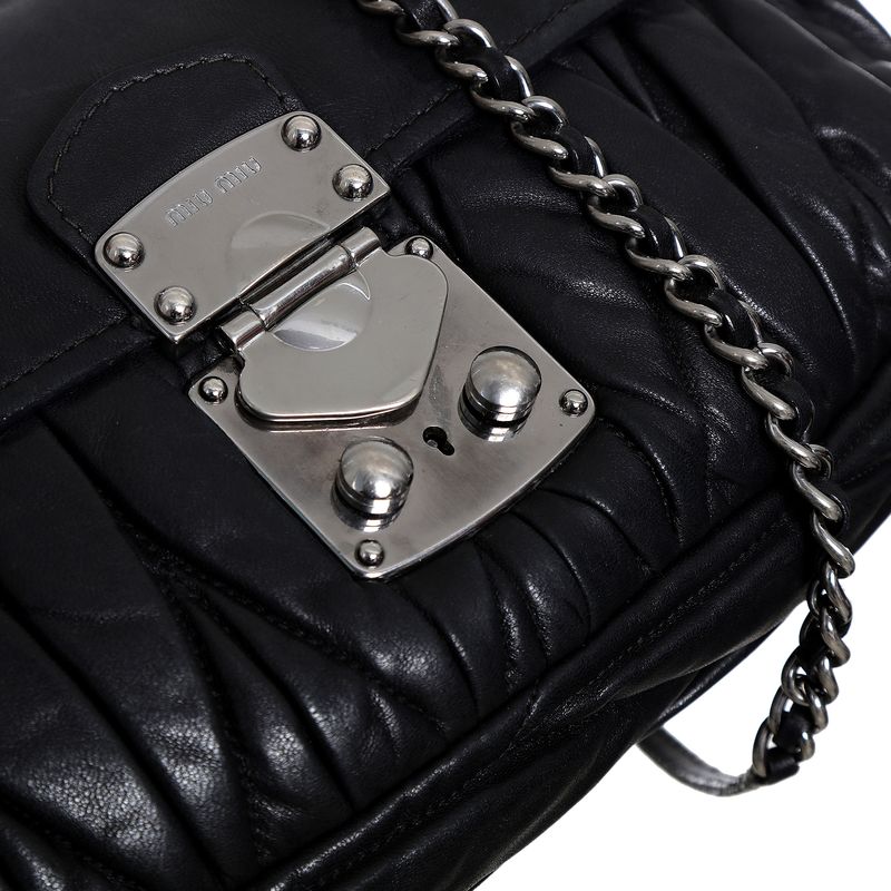 Bolsa-Miu-Miu-Coffer-Chain-Preta