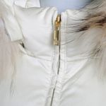 Casaco-Moncler-Puffer-e-Pelos-Creme