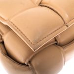 Bolsa-Bottega-Veneta-Padded-Cassette-Bege