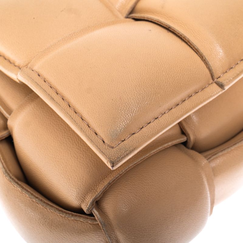 Bolsa-Bottega-Veneta-Padded-Cassette-Bege