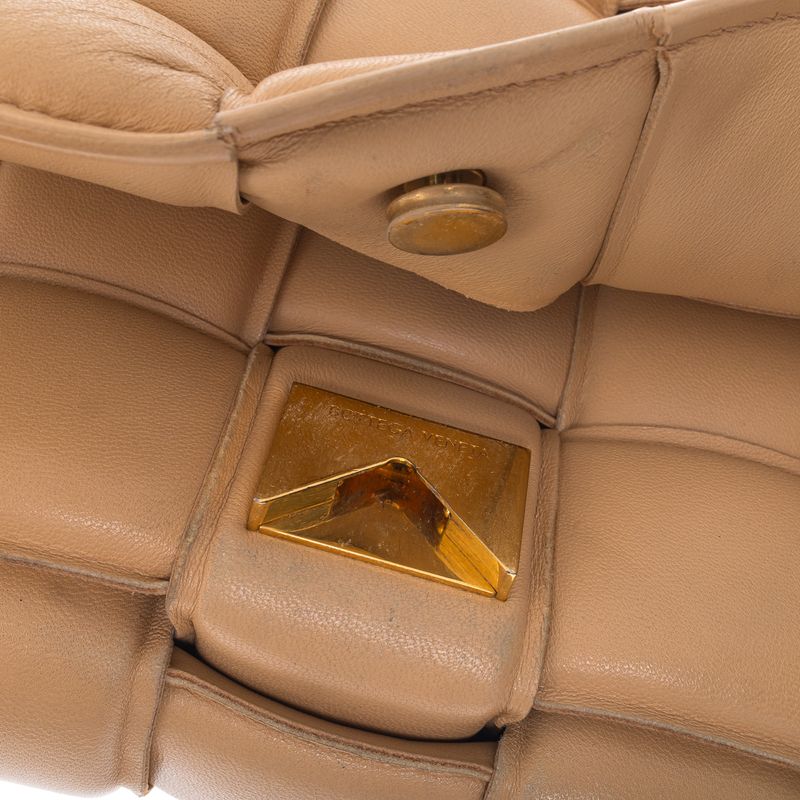 Bolsa-Bottega-Veneta-Padded-Cassette-Bege