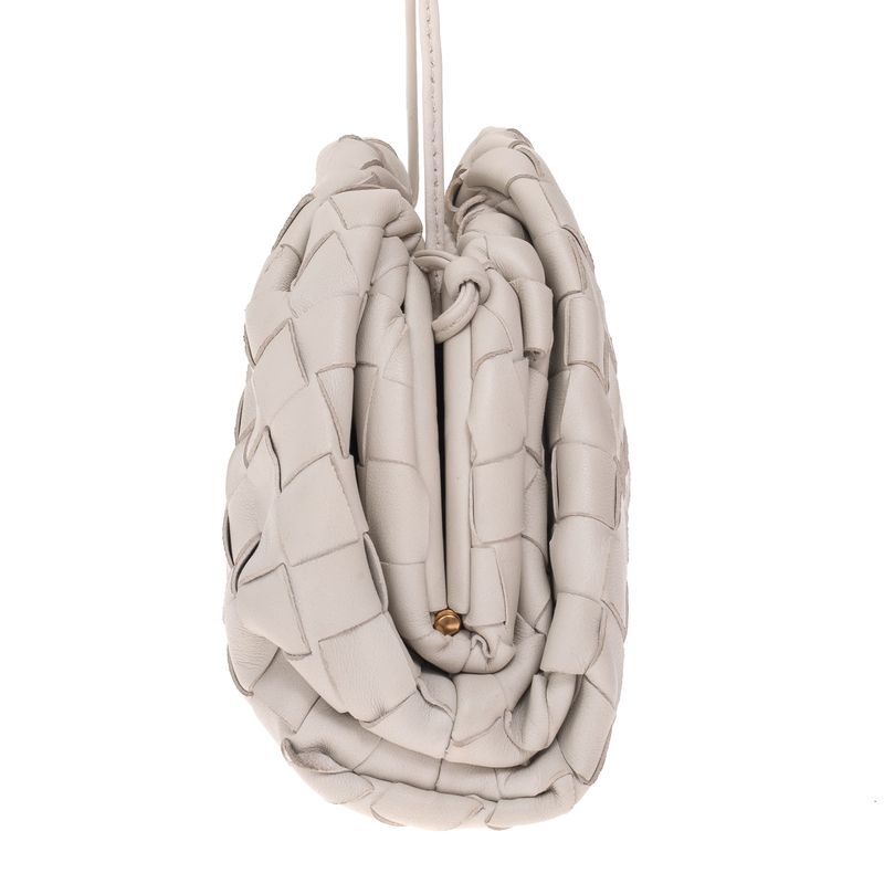 Bolsa-Bottega-Veneta-The-Mini-Pouch-Intrecciato-Creme