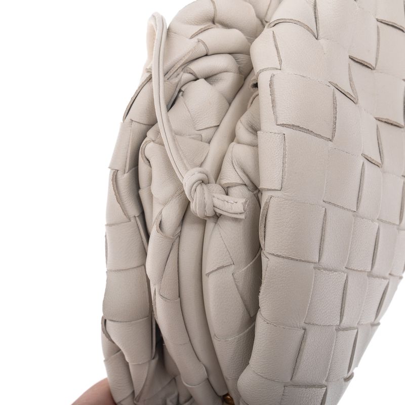 Bolsa-Bottega-Veneta-The-Mini-Pouch-Intrecciato-Creme