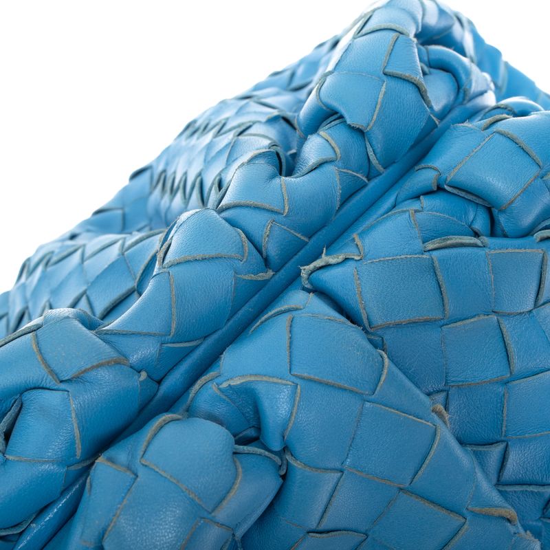 Bolsa-Bottega-Veneta-The-Pouch-Intrecciato-Azul