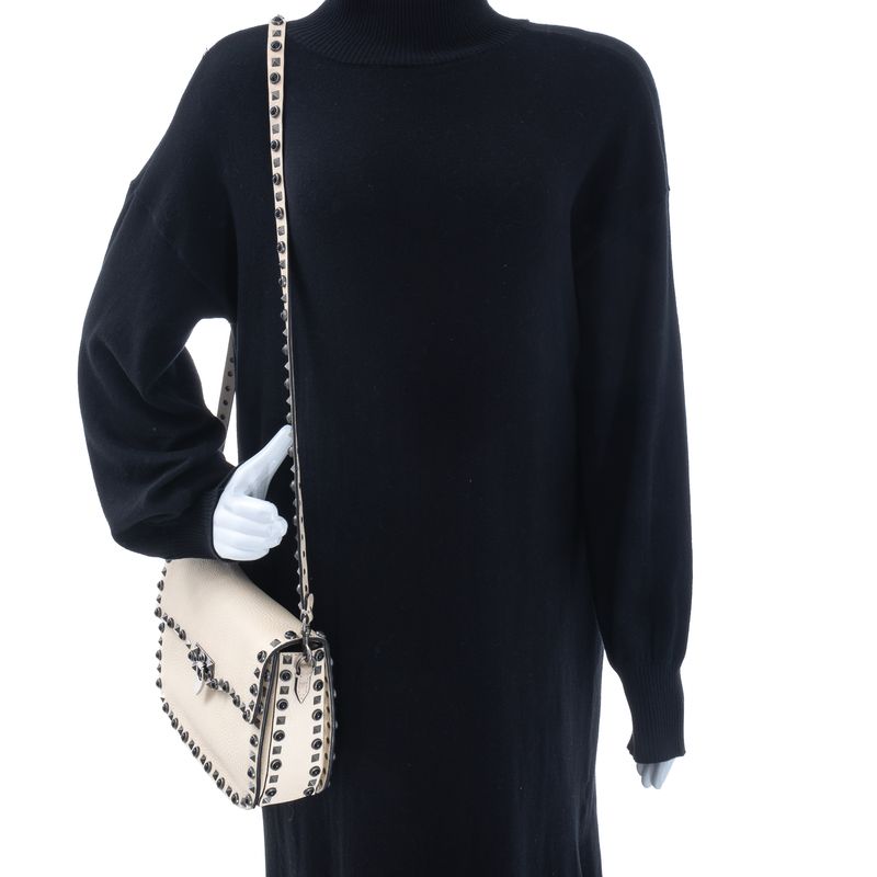Bolsa-Valentino-Garavani-Rockstud-Rolling-Creme
