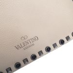 Bolsa-Valentino-Garavani-Rockstud-Rolling-Creme