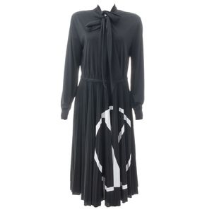 Vestido Valentino Garavani V Logo Plissado Preto