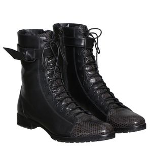 Bota Alexandre Birman Evelyn Preto e Couro Exótico