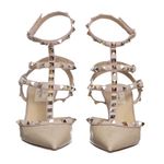 Scarpin-Valentino-Garavani-Rockstud-Verniz-Bege