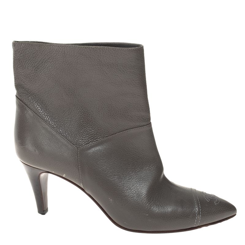 Bota-Chanel-Cano-Medio-Couro-Cinza