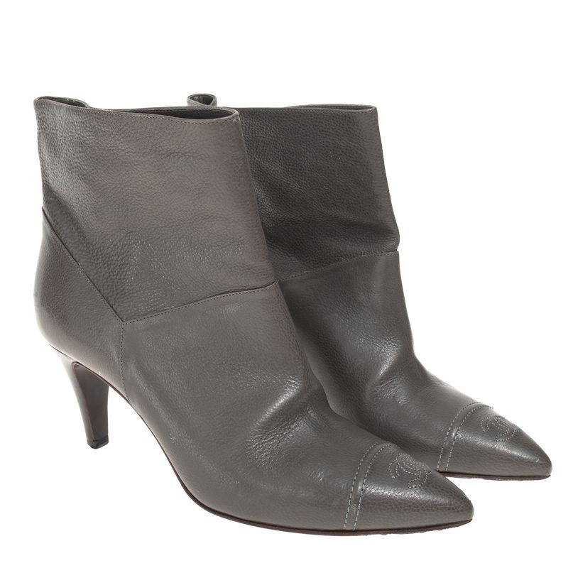 Bota-Chanel-Cano-Medio-Couro-Cinza