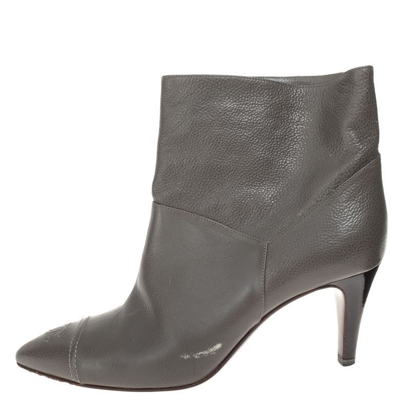 Bota-Chanel-Cano-Medio-Couro-Cinza