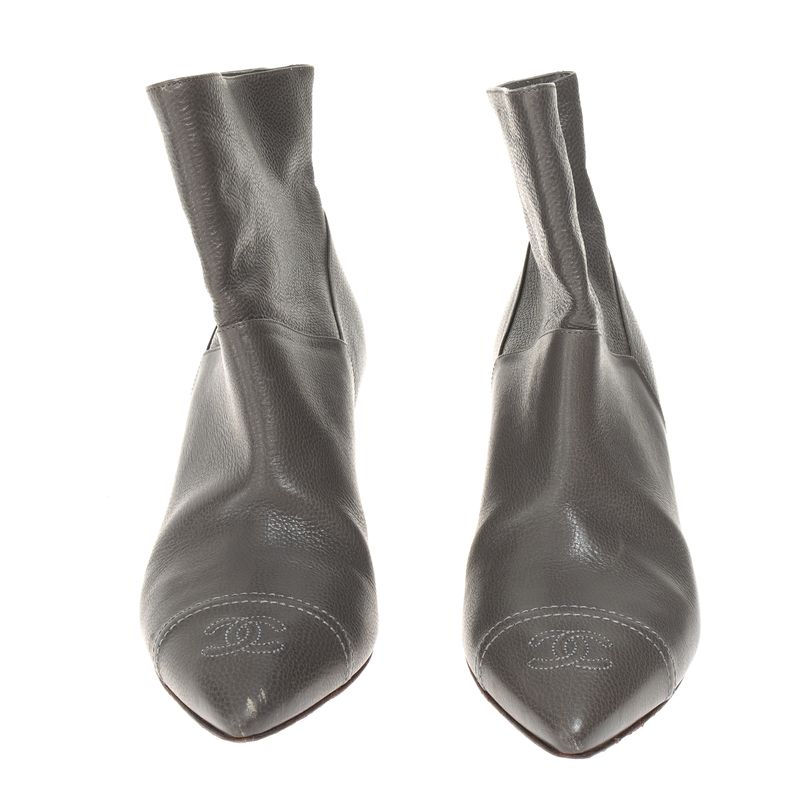 Bota-Chanel-Cano-Medio-Couro-Cinza