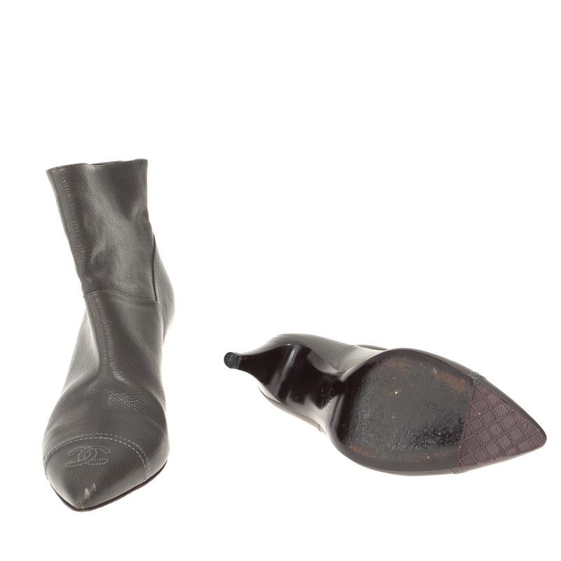 Bota-Chanel-Cano-Medio-Couro-Cinza