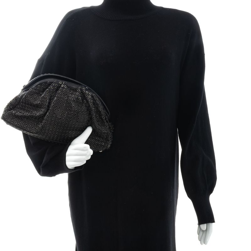 Bolsa-Alaia-Clutch-Ilhos-Couro-Preto-