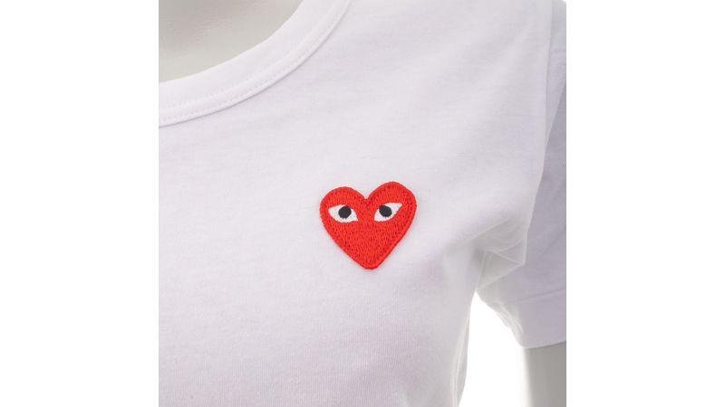 Camiseta Comme des Garçons Coração Branca | Brechó de luxo Camiseta Comme des Garçons Coração Branca | Brechó de luxo