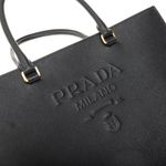 Bolsa-Prada-Logo-Saffiano-Preta