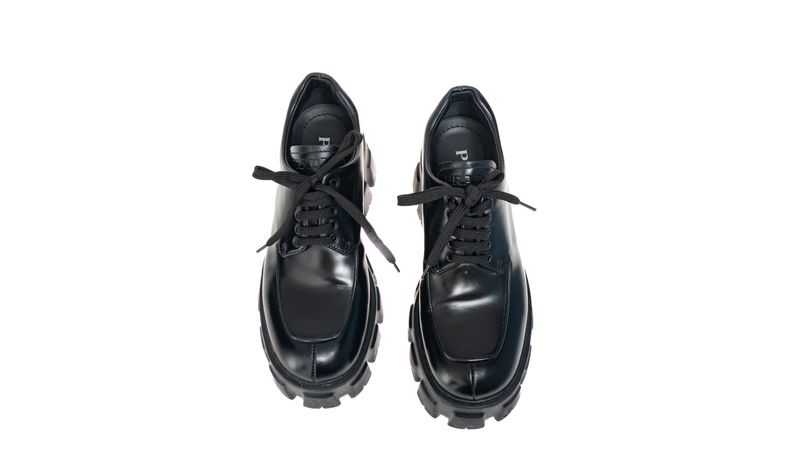 Sapato Prada Monolith com Cadarço Preto | Brechó de luxo - Prettynew