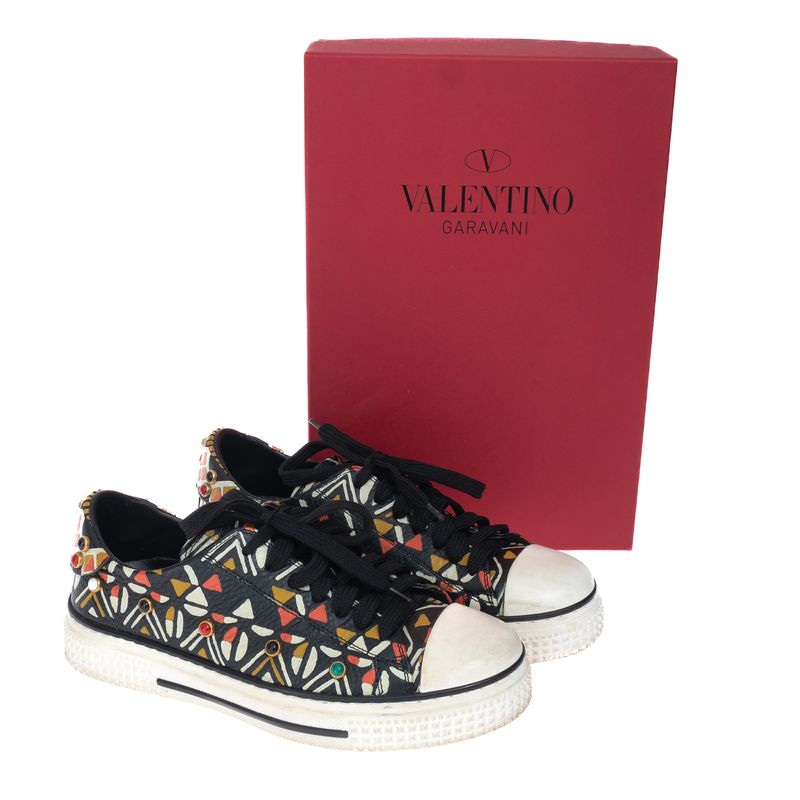 Tenis-Valentino-Garavani-Colorido-Fundo-Preto