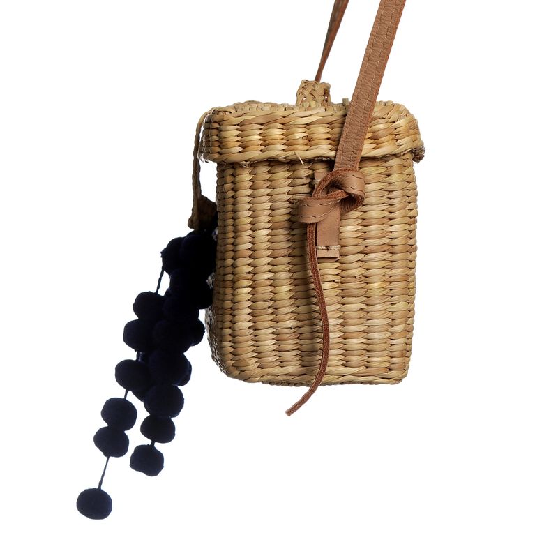 Bolsa-Nannacay-Cesta-Rafia-com-Pompons