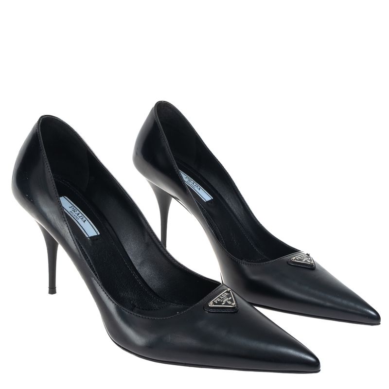 Scarpin-Prada-Logo-Couro-Escovado-Preto