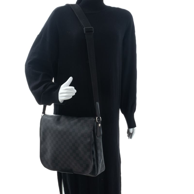 Bolsa-Louis-Vuitton-Messenger-District-Damier-Graphite