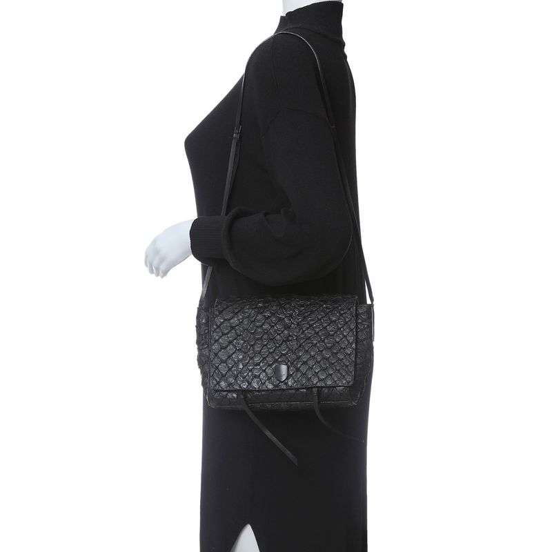 Bolsa-Osklen-Pirarucu-Flap-Preta