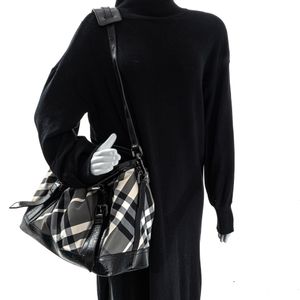 Bolsa Burberry Beat Verniz Preto e Housecheck