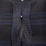 Trico-Andrea-Bogosian-Plumas-Preto-e-Azul-