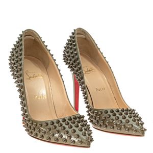 Scarpin Christian Louboutin Spikes Cinza