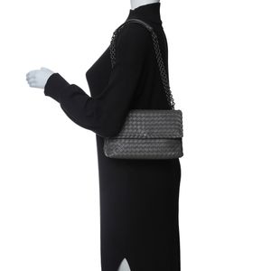 Bolsa Bottega Veneta Olimpia Intreciatto Cinza