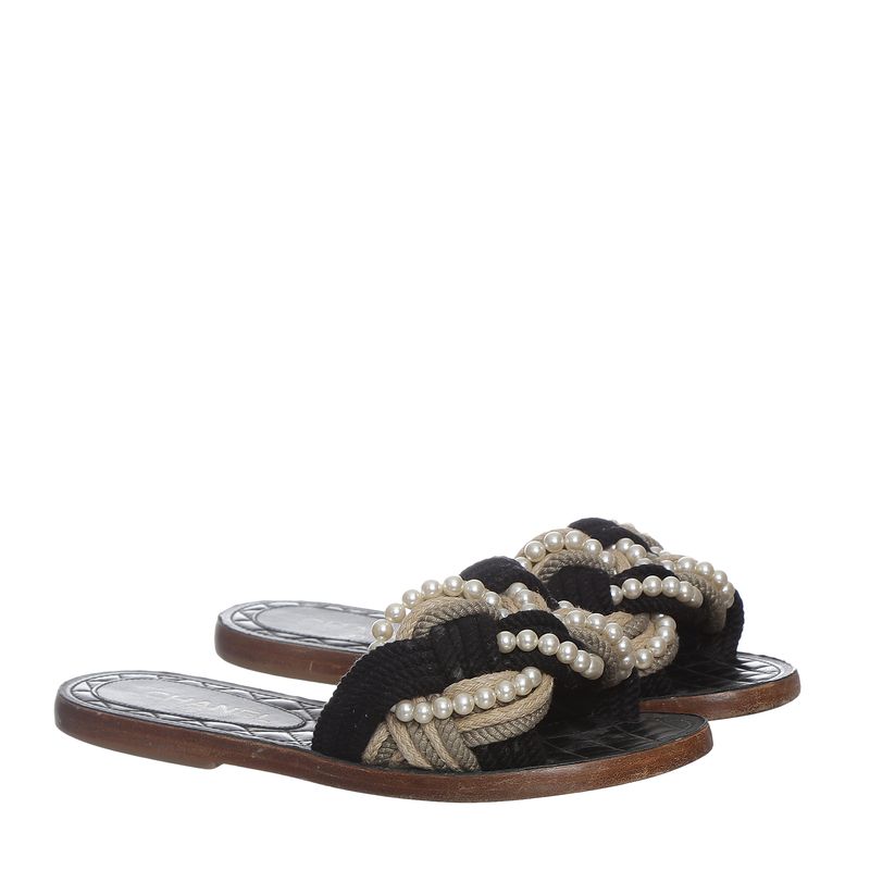 Sandalia-Chanel-Rasteira-Perolas-Preta