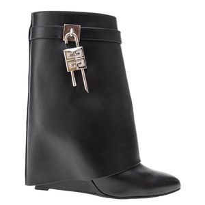 Bota Givenchy Shark Lock Couro Preto