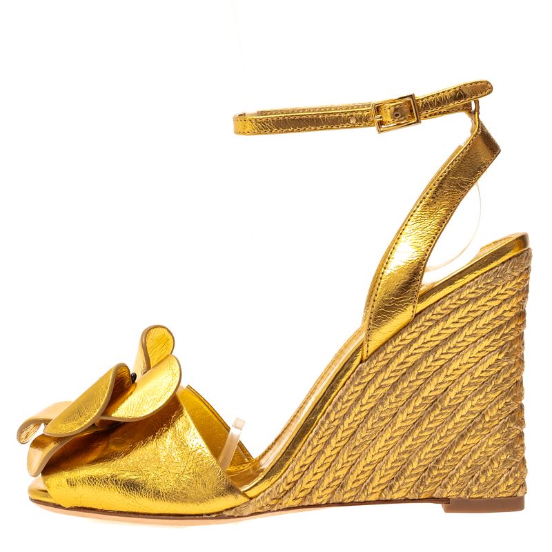 Sandalia-Tory-Burch-Anabela-Flor-Rafia-e-Couro-Dourado-